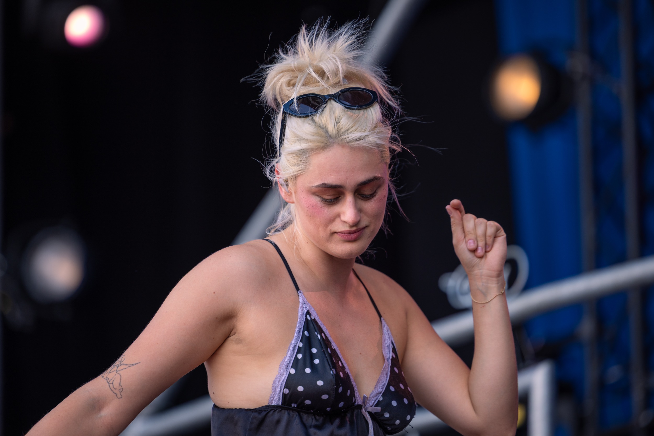 Zangeres Bente tijdens haar optreden op het Grolsch Drakenbootfestival Apeldoorn 2026