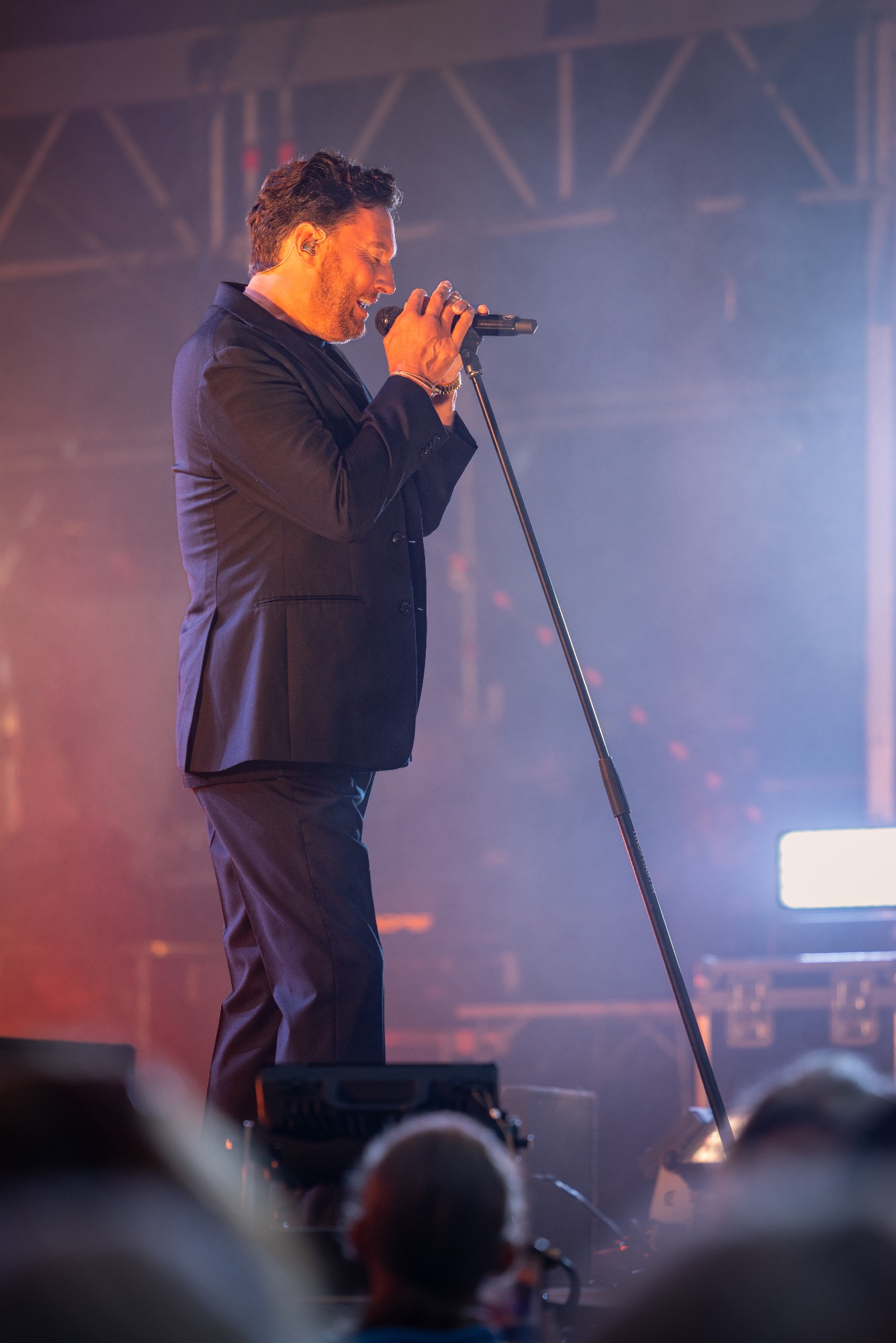 Tino Martin tijdens zijn optreden op het podium van Grolsch Live in Apeldoorn
